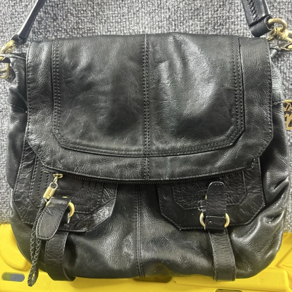 The Sak Shoulder Bag Womens Medium Black Leather Flap Pocket Gold Hardware Purse